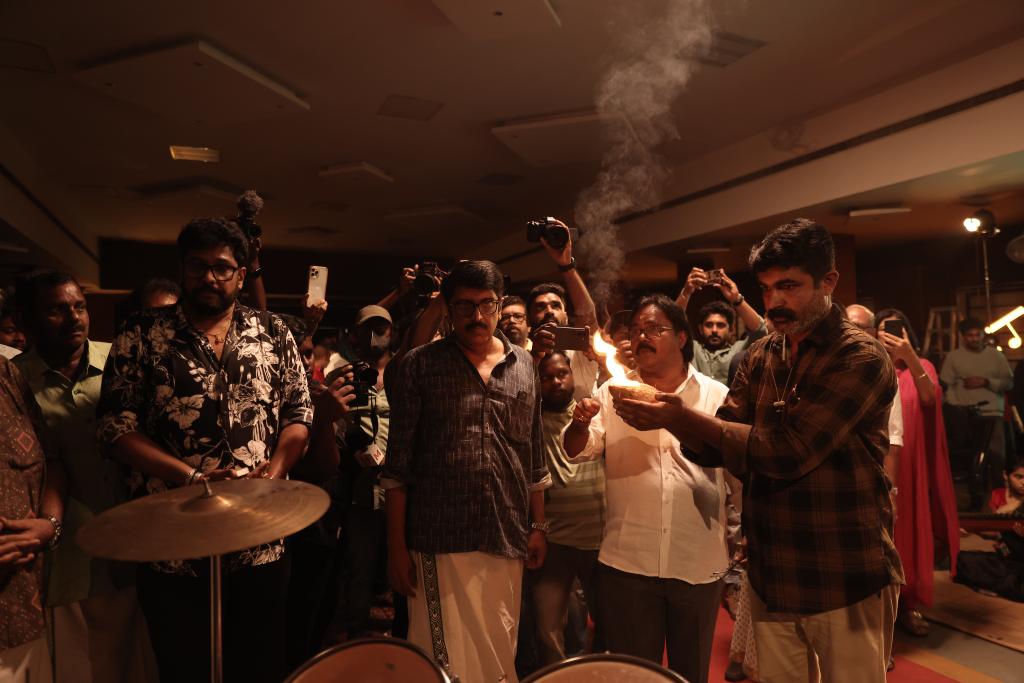  സാജൻ, ഷാജി കൈലാസ്, എ.കെ. സാജൻ, ബി. ഉണ്ണികൃഷ്ണൻ, ഉദയ് കൃഷ്ണ, സിയാദ് കോക്കർ, എവർഷൈൻ മണി, സാജു ജോണി, വ്യാസൻ എടവനക്കാട്, സോൾവിൻ കുര്യാക്കോസ്, ഡാർവിൻ കുര്യാക്കോസ്, ഹൈബി ഈഡൻ എം.പി, മേയർ . എം. അനിൽകുമാർ, നിർമ്മാതാവ്, എം.സി. അരുൺ, അനിൽ മാത്യു,, അഭിനേതാക്കളായ കൃഷ്ണ, ഗ്രിഗറി, സ്മിനു സിജോ എന്നിവർ ചടങ്ങിൽ പങ്കെടുത്തവരിൽ പ്രമുഖരാണ്