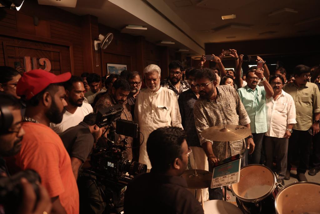  മലയാള സിനിമയിലെ വലിയൊരു സംഘം സാങ്കേതികവിദഗ്ദരും നിർമ്മാതാക്കളും ബന്ധുമിത്രാദികളും, രാഷ്ട്രീയ സാമൂഹ്യ രാഷ്ടീയ പ്രവർത്തകരും പങ്കെടുത്ത ചാങ്ങിൽ ജസ്റ്റീസ് ഗോപിനാഥ് ആദ്യ ഭദ്രദീപം തെളിയിച്ചതോടെയാണ് ചടങ്ങുകൾക്കു തുടക്കമായത് (തുടർന്ന് വായിക്കുക)