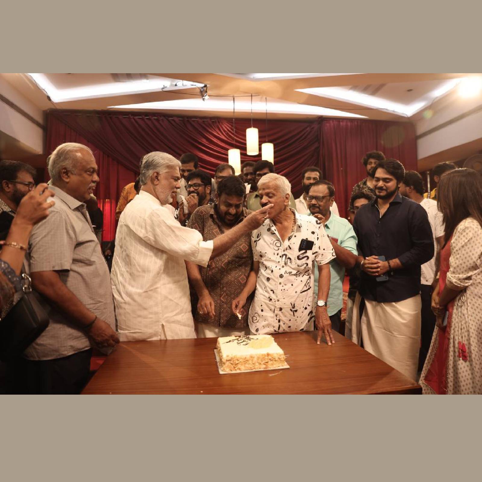  വിഷു ദിനത്തിൽ എറണാകുളം ടൗൺഹാളിൽ മലയാളി പ്രേഷകന്റെ മനസ്സിൽ കുടിയേറിയ തിരക്കഥാകൃത്ത് എസ്.എൻ. സ്വാമി സിനിമയിലെ തന്നെ മറ്റൊരു സാങ്കേതിക രംഗത്തേക്ക് കടക്കുന്ന ചടങ്ങിന് സാഷ്യം വഹിച്ചു. ഇതിനകം 67 തിരക്കഥകൾ രചിച്ച എസ്.എൻ.സ്വാമി സംവിധായകനാകുകയാണ്. ഈ സംരംഭത്തിന്റെ പൂജാ ചടങ്ങും തുടർന്നുള്ള ചിത്രീകരണവും ഇവിടെ അരങ്ങേറുന്നു