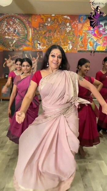  ചെന്നൈ കേന്ദ്രീകരിച്ചാണ് ശോഭനയുടെ നൃത്ത വിദ്യാലയവും, നൃത്താഭ്യാസവും എല്ലാം. ഏറെ നാളുകൾക്കു ശേഷം സംവിധായകൻ സത്യൻ അന്തിക്കാടിന്റെ പുത്രൻ സംവിധാനം ചെയ്ത 'വരനെ ആവശ്യമുണ്ട്' സിനിമയിലൂടെ ശോഭന മലയാളത്തിൽ മടങ്ങിവരവ് നടത്തിയിരുന്നു