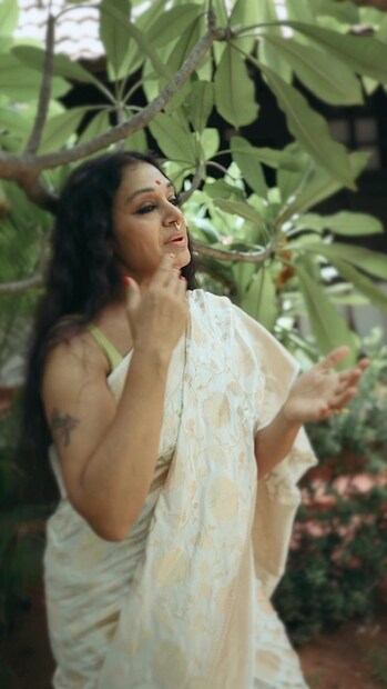  സിനിമയിൽ ഏറെ അനുഭവസമ്പന്നതും ബന്ധങ്ങളും ഉണ്ടായിട്ടും എന്തുകൊണ്ടാണ് ശോഭന സഹതാരങ്ങൾ മരിച്ചാൽ പോസ്റ്റ് ഇടാത്തത് എന്നതിന് അവർ ഒരിക്കൽ മറുപടി പറയുകയുണ്ടായി. 'മധുരം ശോഭനം' എന്ന ടി.വി. പരിപാടിയിൽ അവർ പറഞ്ഞ വാക്കുകൾ സോഷ്യൽ മീഡിയയിൽ തരംഗം തീർക്കുകയാണ്