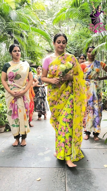  നടൻ ഇന്നസെന്റും സന്നിഹിതനായിരുന്ന വേദിയിലാണ് ശോഭന ഇക്കാര്യം പറഞ്ഞത്. മുകേഷും അവിടെയുണ്ടാക്കിയിരുന്നു. നെടുമുടി വേണുവിന്റെ മരണശേഷം ഉയർന്ന ചോദ്യമായിരുന്നു അതെന്ന് ശോഭന. 'വേണു ചേട്ടൻ ഇല്ലെന്നറിഞ്ഞപ്പോൾ കുറേയാൾക്കാർ ഇൻസ്റ്റഗ്രാമിൽ പോസ്റ്റ് ഇടാത്തതെന്ത് എന്ന് ചോദിച്ചു...