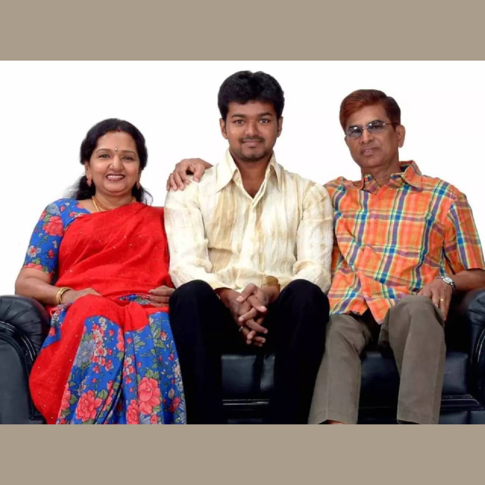  അമ്മ ശോഭനയ്‌ക്കൊപ്പമുള്ള വിജയ്‌യുടെ ചിത്രമാണ് സോഷ്യൽ മീഡിയയിൽ പ്രചരിക്കുന്നത്. ചിത്രത്തിൽ, ലോകേഷ് കനകരാജിന്റെ വരാനിരിക്കുന്ന ചിത്രമായ ലിയോയ്‌ക്കുള്ള തയ്യാറെടുപ്പിന്റെ ഭാഗമായ വിജയ് തന്റെ പുതിയ ലുക്കിൽ കാണുന്നു (തുടർന്ന് വായിക്കുക)