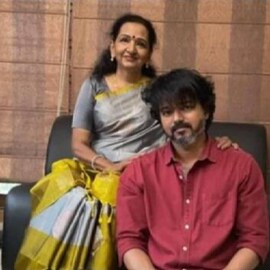 Thalapathy Vijay | നീ എന്റേതല്ലേ വാവേ... പിണക്കം മാറ്റി വിജയ് അച്ഛനും അമ്മയ്ക്കുമൊപ്പം വിവാഹവാർഷിക ചടങ്ങിൽ Thalapathy Vijay | നീ എന്റേതല്ലേ വാവേ... പിണക്കം മാറ്റി വിജയ് അച്ഛനും അമ്മയ്ക്കുമൊപ്പം വിവാഹവാർഷിക ചടങ്ങിൽ