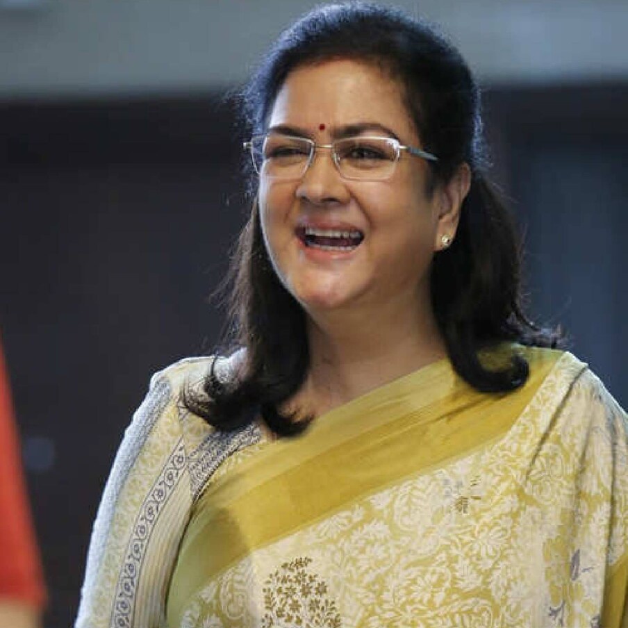  ഇന്ത്യയിലും വിദേശത്തും, എന്തിനേറെ പറയുന്നു, മലയാള സിനിമയിൽ തന്നെ കാരവൻ ഉപയോക്താക്കളായ താരങ്ങൾ അനവധിയുണ്ട്. ദൂരദേശങ്ങളിലും സൗകര്യങ്ങൾ കുറഞ്ഞ സ്ഥലങ്ങളിലും ഷൂട്ടിങ്ങിനു പോകുമ്പോൾ, വ്യക്തിഗത സൗകര്യത്തിനായാണ് പലരും കാരവൻ കൂട്ടുപിടിക്കുന്നത്. എന്നാൽ മലയാളത്തിൽ കാരവൻ എന്ന ആശയം പ്രവർത്തികമാക്കിയത് നടി ഉർവശിയാണ് (Actor Urvashi). അതും 1990കളിൽ