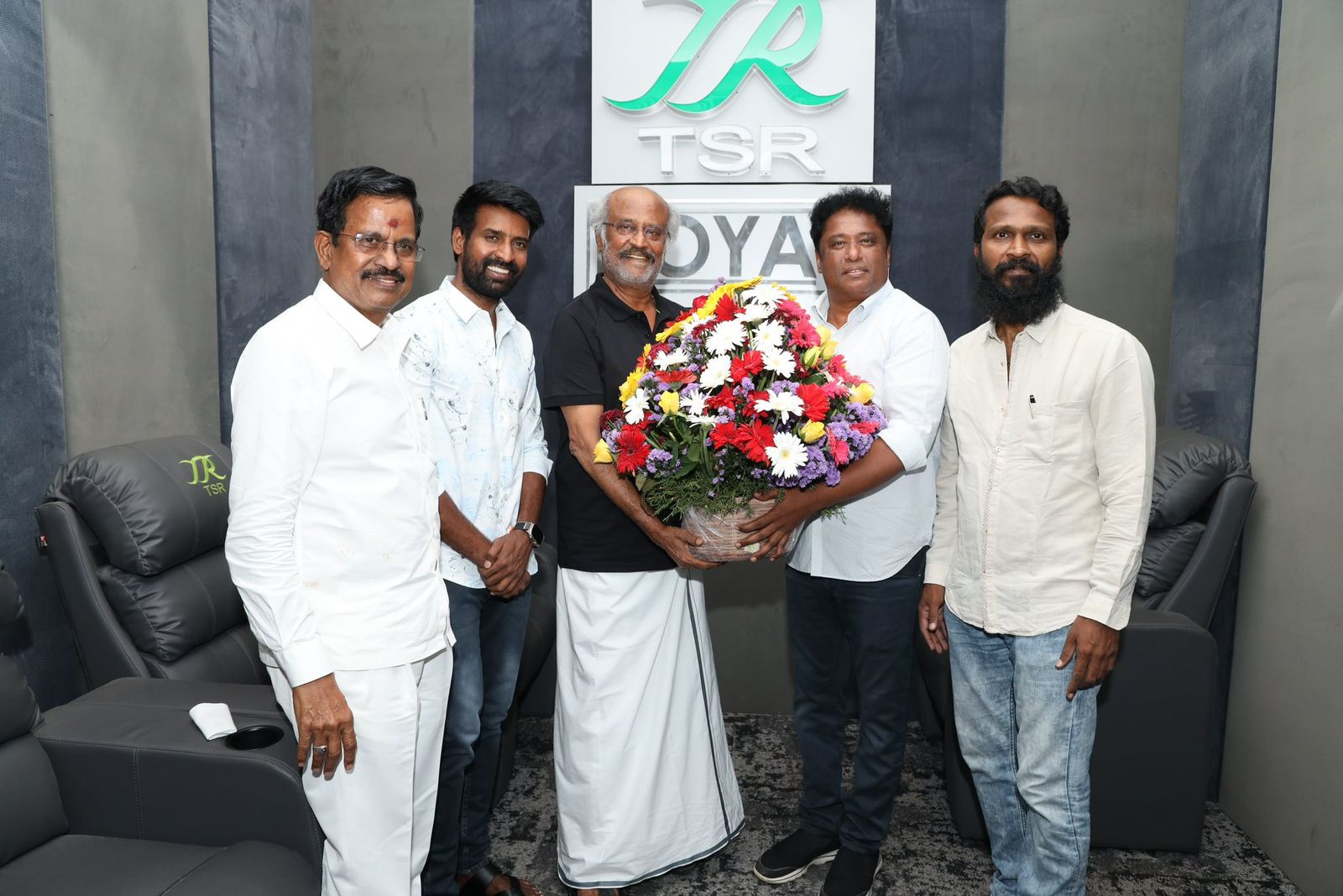 തമിഴ് സംവിധായകന്‍ വെട്രിമാരന്റെ കരിയറിലെ മെഗാ ബജറ്റ്  ചിത്രം 'വിടുതലൈ പാർട്ട് 1' കണ്ട ശേഷം ചിത്രത്തെയും അണിയറ പ്രവർത്തകരെയും അഭിനന്ദിച്ച് സൂപ്പർസ്റ്റാർ രജനികാന്ത് . "വിടുതലൈ കഥയും കഥാപാത്രങ്ങളും തന്നെ ഭ്രമിപ്പിച്ചുവെന്നും സൂരിയുടെ അഭിനയം അതി ഗംഭീരമെന്നും, സംഗീതത്തിന്റെ രാജ ഇളയരാജ എന്ന് വീണ്ടുമോർപ്പിക്കുന്ന ചിത്രമാണിതെന്നും അദ്ദേഹം പറഞ്ഞു.
