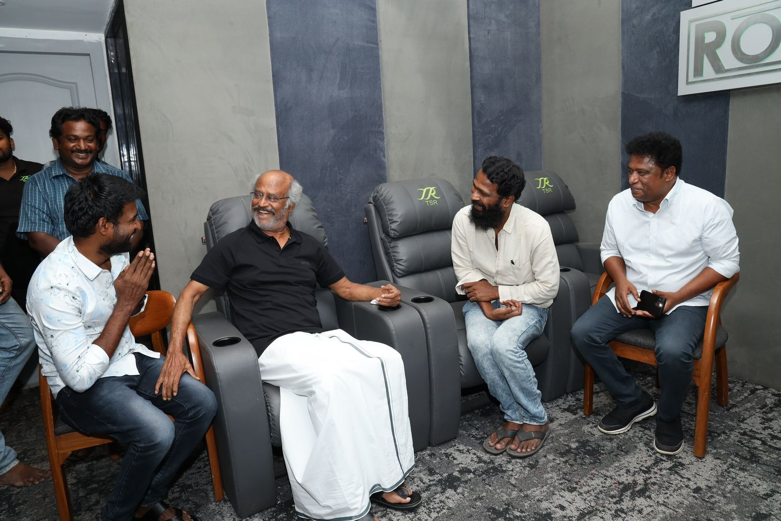  വിജയ് സേതുപതി അധ്യാപകനായും സൂരി പൊലീസ് ഉദ്യോഗസ്ഥനായും എത്തുന്ന 'വിടുതലൈ' രണ്ട് ഭാഗങ്ങളായാണ് ചിത്രം റിലീസാകുന്നത്. ഇളയരാജയാണ് സംഗീതം നിർവഹിച്ചിരിക്കുന്നത്. വെട്രിമാരന്റെ മുൻ സിനിമകള്‍ക്ക് സ്ഥിരമായി ക്യാമറ കൈകാര്യം ചെയ്ത വേൽരാജ് ഛായാഗ്രഹണം നിർവഹിക്കുന്നു.