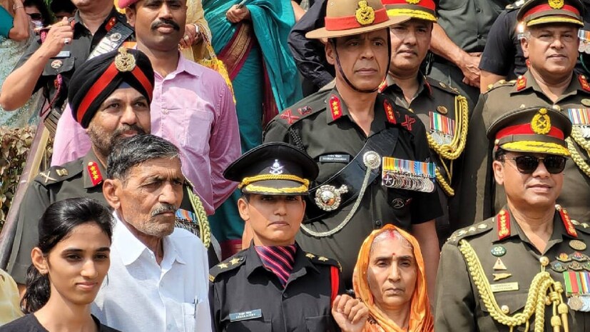  ദീപക് സിങ് രാജ്യത്തിനായി ജീവന്‍ വെടിഞ്ഞ അതേ കമാന്‍ഡായ കിഴക്കന്‍ ലഡാക് കമാന്‍ഡിലാണ് രേഖയും. 'അഭിമാനം, വീരനാരി' എന്ന ഹാഷ്ടാഗോടെയാണ് ലഫ്റ്റനന്റായി രേഖ കമ്മിഷന്‍ ചെയ്ത വാര്‍ത്ത സൈന്യം പങ്കുവച്ചത്. രേഖയ്ക്ക് പുറമെ അഞ്ച് വനിതാ ഓഫിസര്‍മാര്‍കൂടി ശനിയാഴ്ച സൈന്യത്തില്‍ ചേര്‍ന്നു.