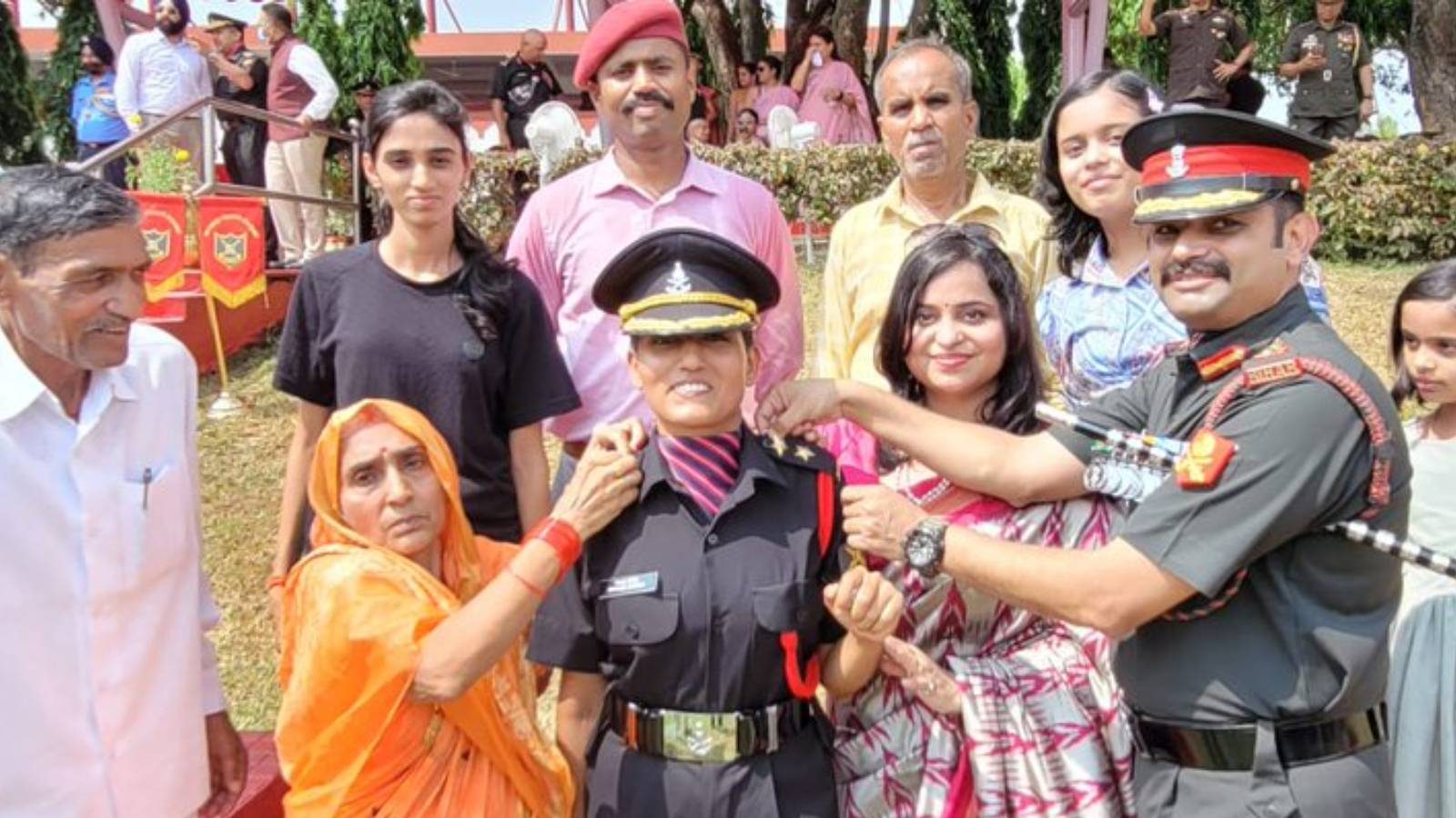 ന്യൂഡൽഹി: ഗാൽവാൻ താഴ്വരയിൽ ചൈനീസ് സൈന്യവുമായുള്ള ഏറ്റുമുട്ടലിൽ അന്തരിച്ച ദീപ് സിങ്ങിന്റെ ഭാര്യ രേഖ സിങ്ങ് സൈന്യത്തിൽ ചേർന്നു. ചെന്നൈ ആസ്ഥാനമായുള്ള ഓഫീസേഴ്‌സ് ട്രെയിനിങ് അക്കാദമിയിൽ (ഒടിഎ) പരിശീലനം പൂർത്തിയാക്കിയതിന് ശേഷമാണ് രേഖ സിങിനെ ആർമി ഓർഡനൻസ് കോർപ്‌സിൽ നിയമിച്ചത്.