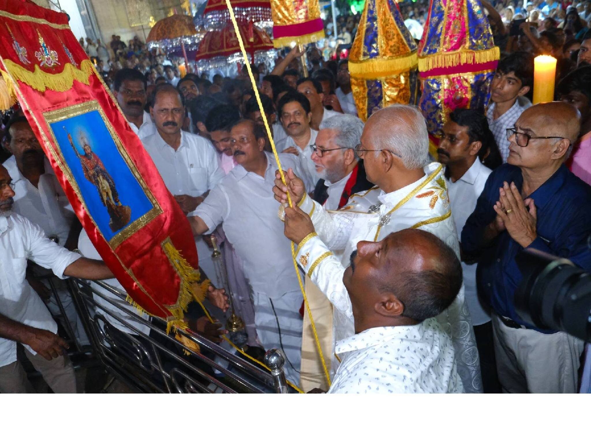 അരുവിത്തുറ പള്ളി തിരുനാളിന് കൊടിയേറി; ഭക്തിനിര്‍ഭരമായി 101 പൊന്നിന്‍കുരിശുകളുടെ നഗരപ്രദക്ഷിണം