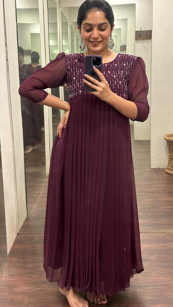  ബഡായി ബംഗ്ലാവ്, ബിഗ് ബോസ് ഷോകളാണ് ആര്യയെ പ്രേക്ഷകർക്ക് കൂടുതൽ പരിചിതയാക്കിയത്. എപ്പോഴും ആരാധകരുമായി സോഷ്യൽ മീഡിയയിലൂടെ ചേർന്ന് നിൽക്കുന്ന വ്യക്തിയാണ് ആര്യ എന്ന കാര്യത്തിൽ തർക്കമില്ല. എന്നാൽ തനിക്കുണ്ടായ ഒരു ദുരനുഭവത്തെക്കുറിച്ച് ആര്യ ഒരു റേഡിയോ അഭിമുഖത്തിൽ പറയുകയുണ്ടായി (തുടർന്ന് വായിക്കുക)