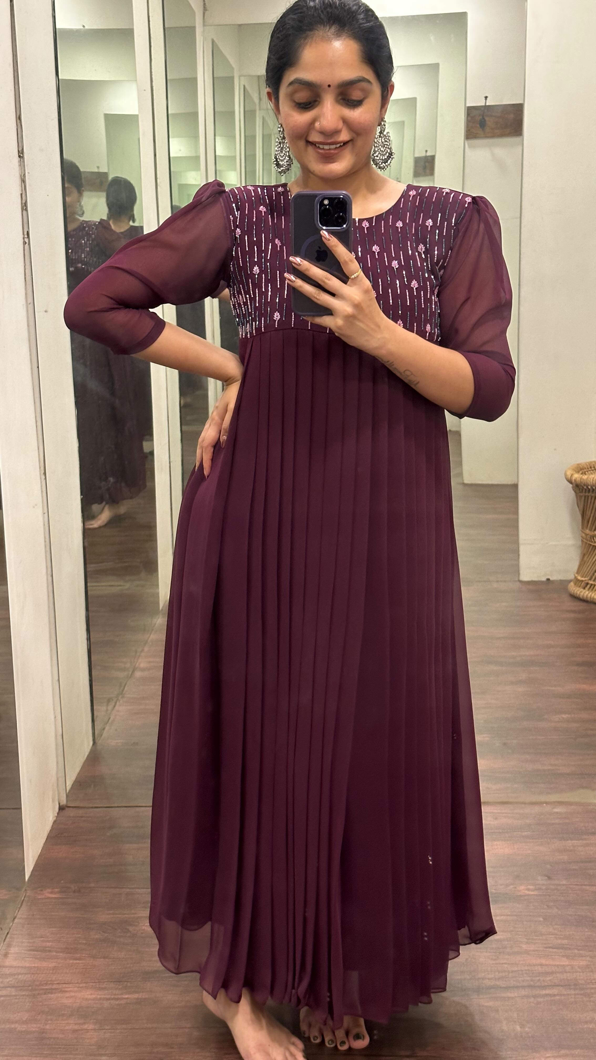  ബഡായി ബംഗ്ലാവ്, ബിഗ് ബോസ് ഷോകളാണ് ആര്യയെ പ്രേക്ഷകർക്ക് കൂടുതൽ പരിചിതയാക്കിയത്. എപ്പോഴും ആരാധകരുമായി സോഷ്യൽ മീഡിയയിലൂടെ ചേർന്ന് നിൽക്കുന്ന വ്യക്തിയാണ് ആര്യ എന്ന കാര്യത്തിൽ തർക്കമില്ല. എന്നാൽ തനിക്കുണ്ടായ ഒരു ദുരനുഭവത്തെക്കുറിച്ച് ആര്യ ഒരു റേഡിയോ അഭിമുഖത്തിൽ പറയുകയുണ്ടായി (തുടർന്ന് വായിക്കുക)