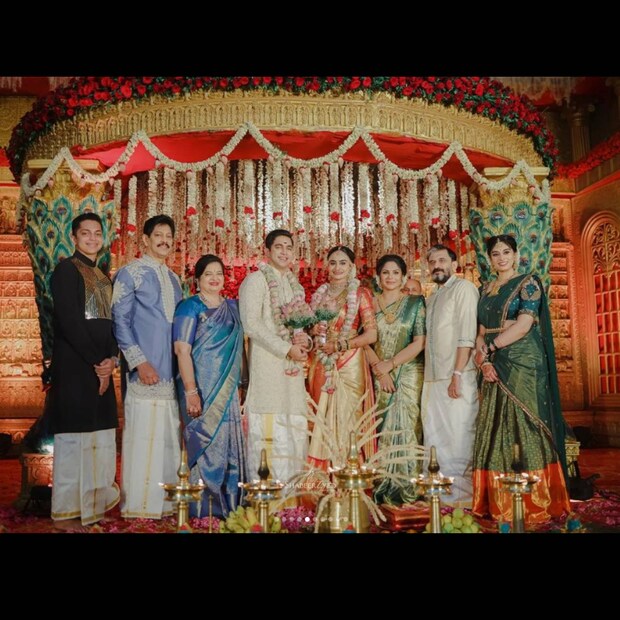  അത്യാവശ്യം മലയാള സിനിമ കാണുന്നവരാണ് ആദിത്യയും അച്ഛനും. അങ്ങനെയിരിക്കെ പങ്കു എന്ന വിളിക്കുന്ന ഉത്തരയുടെ കുടുംബ ചിത്രം അവർ കാണാനിടയായി. ദുബായ് അമ്മയെയും ദുബായ് അച്ഛനെയും അപ്പോഴാണ് കാണുന്നത്