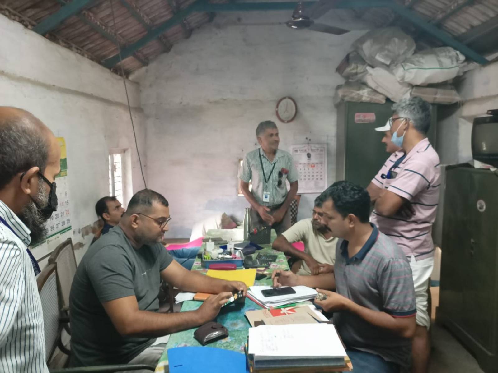  പാലക്കാട്: മൃഗസംരക്ഷണ വകുപ്പിന്റെ ചെക്‌പോസ്റ്റില്‍ വിജിലന്‍സ് നടത്തിയ റെയ്ഡില്‍ കൈക്കൂലി ഇടപാടുകള്‍ കണ്ടെത്തി. വാഴയിലും ഓടിനുള്ളില്‍ ഒളിപ്പിച്ചാണ് കൈക്കൂലി കൈപ്പറ്റിയിരുന്നത്. കന്നുകാലികളുമായി എത്തുന്ന വാഹനങ്ങളെ പരിശോധന കൂടാതെ കടത്തിവിടുന്നതിനായാണ് കൈക്കൂലി വാങ്ങിയിരുന്നത്. വിജിലന്‍സ് മിന്നല്‍ പരിശോധനയില്‍ 8,931 രൂപ പിടികൂടി.