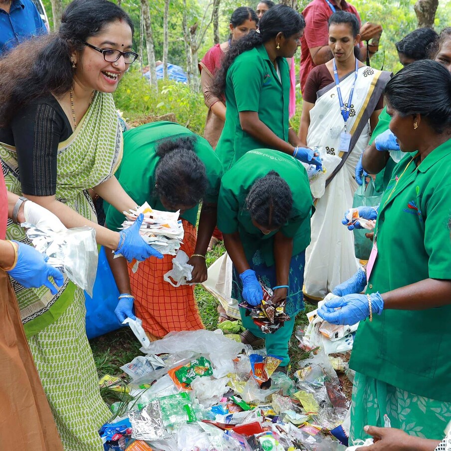  മാലിന്യ സംസ്കരണത്തിന്റെ പ്രാധാന്യം ജനങ്ങളെ ബോധവൽക്കരിക്കുന്നതിനായി ജില്ലാ കളക്ടർ ഡോ. ദിവ്യ എസ്.അയ്യറിന്റെ നേതൃത്വത്തിൽ ഹരിതകർമ സേനാംഗങ്ങൾക്കൊപ്പം മൈലപ്ര ആറാം വാർഡിലെ വീടുകളിൽ സന്ദർശനം നടത്തി. തങ്ങളുടെ കൂട്ടത്തിൽ ജില്ലാ കളക്ടർ നേരിട്ടെത്തിയപ്പോൾ ഹരിതകർമ സേനാംഗങ്ങൾക്കും ആവേശമായി.