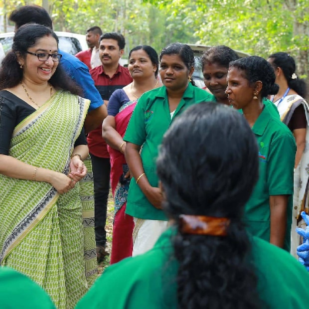  നമ്മുടെ ജീവിതത്തെയും സമൂഹത്തെയും മാലിന്യമുക്തമാക്കുന്ന പരിപാവനമായ കർമമാണു സേന ചെയ്യുന്നത്. ഈ പ്രവർത്തനങ്ങളെ കാര്യക്ഷമമാക്കാൻ എല്ലാ കുടുംബങ്ങളും സഹകരിക്കണമെന്നും കലക്ടർ പറഞ്ഞു.