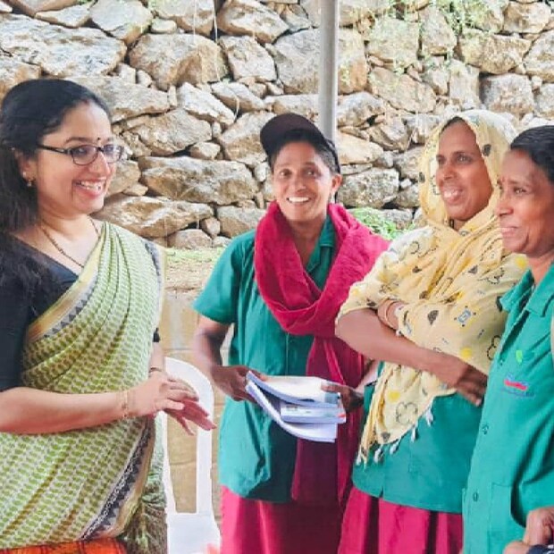  വീടുകളിലും കടകളിലുമെത്തി ജനങ്ങളെ ബോധവൽക്കരിക്കുന്നതിനും ഹരിതകർമ സേനാംഗങ്ങളുടെ കൂടെ പ്രവർത്തിക്കാനും കളക്ടർ കൂടെ ഉണ്ടായിരുന്നു.