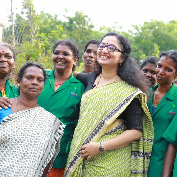  മൈലപ്ര പഞ്ചായത്ത് അംഗങ്ങളായ ശോശാമ്മ, സാജു മണിദാസ്, ശുചിത്വമിഷൻ ജില്ലാ കോഓർഡിനേറ്റർ നിസ റഹ്മാൻ, ജില്ലാ ഡപ്യൂട്ടി കോഓർഡിനേറ്റർ അതുൽ സുന്ദർ, സോഷ്യൽ എക്സ്പേർട്ട് എം.ബി.ശ്രീവിദ്യ, മോണിറ്ററിങ് എക്സ്പർട്ട് ലക്ഷ്മി പ്രിയദർശിനി, എൻവയൺമെന്റൽ എൻജിനീയർ ആതിര വിജയൻ തുടങ്ങിയവർ കലക്ടർക്ക് ഒപ്പമുണ്ടായിരുന്നു.