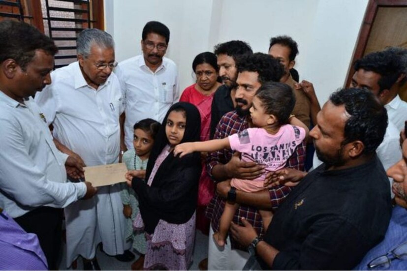 ഇതിന് ശേഷമായിരുന്നു ട്രെയിൻ തീവെപ്പിൽ മരണപ്പെട്ട റഹ്മത്തിന്റേയും നൗഫിഖിന്റെയും വീട്ടിലെത്തി ബന്ധുക്കളുമായി മുഖ്യമന്ത്രി കൂടിക്കാഴ്ച നടത്തിയത്.