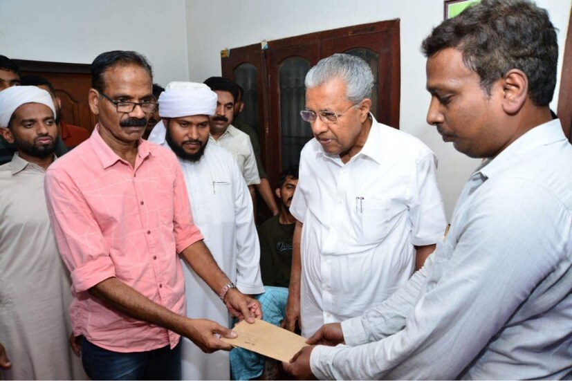  ഉച്ചയ്ക്ക് 12.50ഓടെ കണ്ണൂർ വിമാനത്താവളത്തിലെത്തിയ മുഖ്യമന്ത്രി ട്രെയിൻ തീവെപ്പ് കേസിലെ അന്വേഷണ സംഘവുമായി കൂടിക്കാഴ്ച നടത്തിയിരുന്നു. എഡിജിപി എം ആർ അജിത് കുമാർ റേഞ്ച് ഐ ജി നീരജ് കുമാർ ഗുപ്ത എന്നിവരാണ് മുഖ്യമന്ത്രിയെ കണ്ടത്.