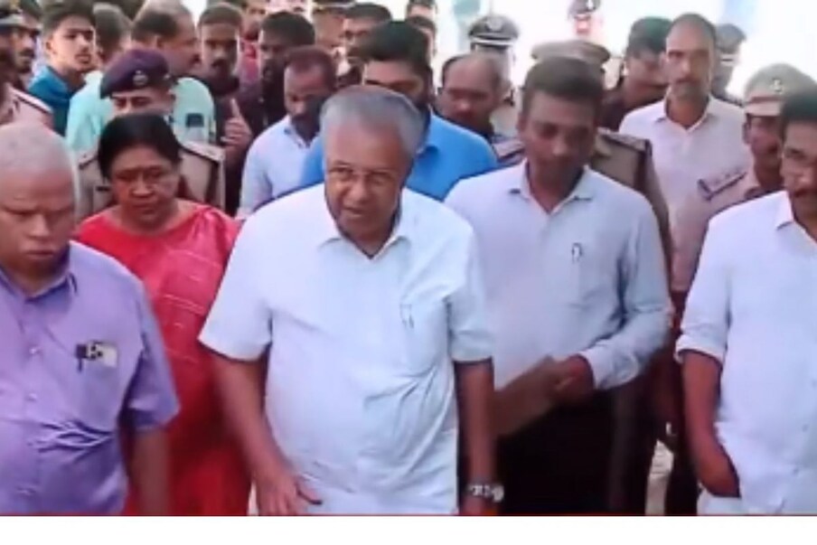  കണ്ണൂർ: കോഴിക്കോട്എലത്തൂർ ടെയിൻ തീവെപ്പിൽ മരണപ്പെട്ടവരുടെ കുടുംബാഗങ്ങളെ സന്ദർശിച്ച് മുഖ്യമന്ത്രി പിണറായി വിജയൻ. മുഖ്യമന്ത്രിയോടൊപ്പം ഭാര്യ കമലയും സിപിഎം കണ്ണൂർ ജില്ലാ സെക്രട്ടറി എം വി ജയരാജനും ഉണ്ടായിരുന്നു. സർക്കാർ നേരത്തെ പ്രഖ്യാപിച്ച അഞ്ച് ലക്ഷം രൂപ ധനസഹായം മുഖ്യമന്ത്രി കുടുംബാഗങ്ങൾക്ക് കൈമാറുകയും ചെയ്തു.