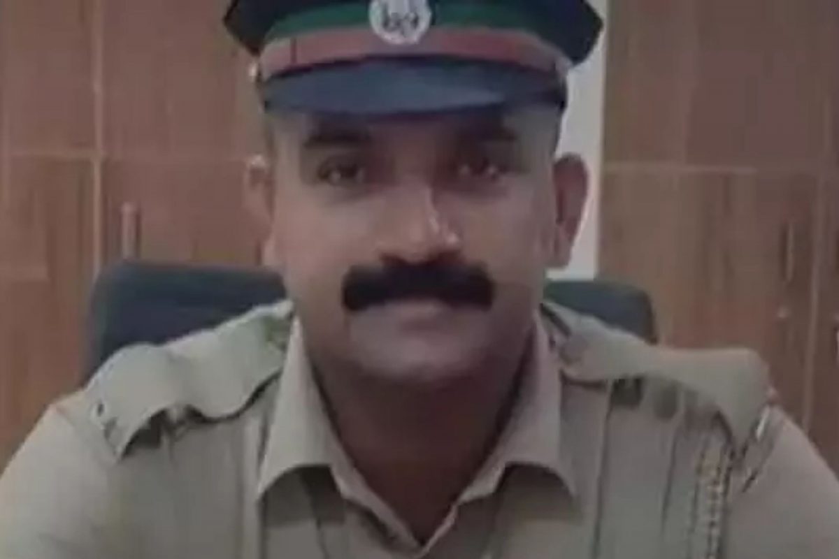 സിറ്റൗട്ടില്‍ ഉറങ്ങുകയായിരുന്ന നായയുടെ തലയില്‍ ഇയാള്‍ ഇരുമ്പ് ദണ്ഡുകൊണ്ട് അടിക്കുകയായിരുന്നു. തടയാനെത്തിയ വീട്ടമ്മയെ പിടിച്ചുതള്ളി