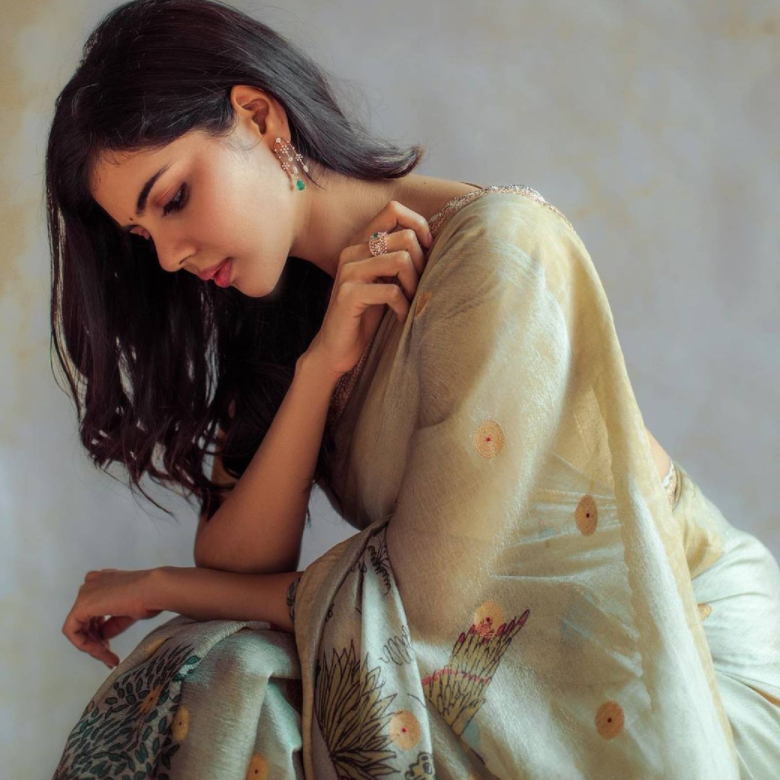  ഇപ്പോഴിതാ കലംകാരി സാരിയിലുള്ള കല്യാണിയുടെ ചിത്രങ്ങളും സാരിയുടെ വിലയുമാണ് ആരാധക ശ്രദ്ധ നേടുന്നത്. ( ഇൻസ്റ്റാഗ്രം)