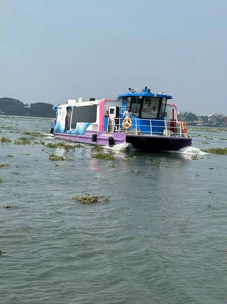  അതേസമയം, വാട്ടർ മെട്രോയിൽ യാത്ര ചെയ്യുന്നതിനായുളള സ്മാർട്ട് കാർഡിന്റെ വിതരണം ആരംഭിച്ചു. കൂടുതൽ പേരിലേക്ക് സ്മാർട്ട് കാർഡുകൾ എത്തുന്നതോടെ ടിക്കറ്റിനായുള്ള ക്യൂ കുറയുമെന്നാണ് കെഎംആർഎലിന്‍റെ പ്രതീക്ഷ.