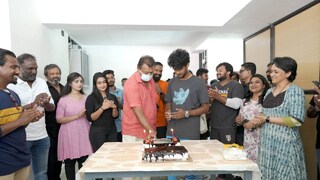 ലൊക്കേഷനിൽ എത്തി സുരേഷ് ഗോപിയും മകൾ ഭാഗ്യയും മാധവിനൊപ്പം ചേർന്ന് കേക്ക് മുറിച്ചു