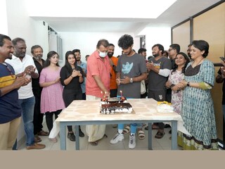 ലൊക്കേഷനിൽ എത്തി സുരേഷ് ഗോപിയും മകൾ ഭാഗ്യയും മാധവിനൊപ്പം ചേർന്ന് കേക്ക് മുറിച്ചു