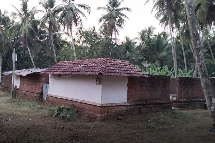  ക്ഷേത്ര പുനഃപ്രതിഷ്ഠാ വാര്‍ഷിക ദിനത്തോടനുബന്ധിച്ചാണ് പ്രദേശത്തെ മുസ്ലിം സഹോദരങ്ങള്‍ക്കായി ഇഫ്താര്‍ സംഗമം സംഘടിപ്പിച്ചത്.