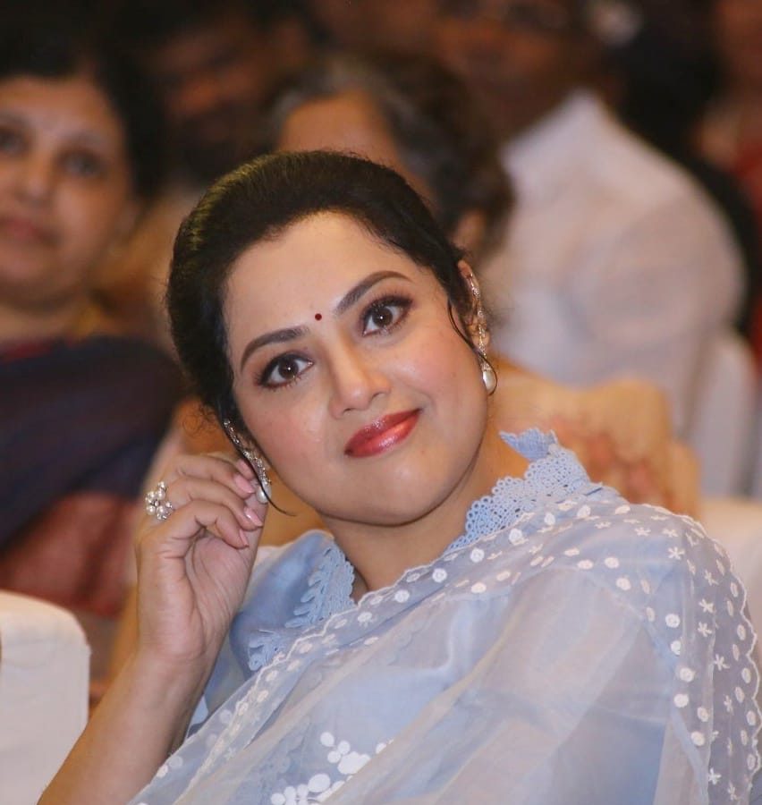  "അമ്മ രണ്ടാമതും ഗർഭിണിയായെന്ന് വരെ ചില മാധ്യമങ്ങൾ വാർത്ത പുറത്തുവിട്ടു. അമ്മയെപ്പറ്റി ടിവി ചാനലുകൾ ഉൾപ്പടെ വ്യാജവാർത്ത നൽകി. അമ്മയും ഒരു മനുഷ്യസ്ത്രീയാണെന്നും അവര്‍ക്കും ഒരു ജീവിതമുണ്ട്"- നൈനിക പറഞ്ഞു. നിങ്ങളോട് ഇങ്ങനെ ചെയ്താല്‍ വിഷമിക്കില്ലേയെന്ന് സദസിൽനോക്കി നൈനിക ചോദിച്ചു.