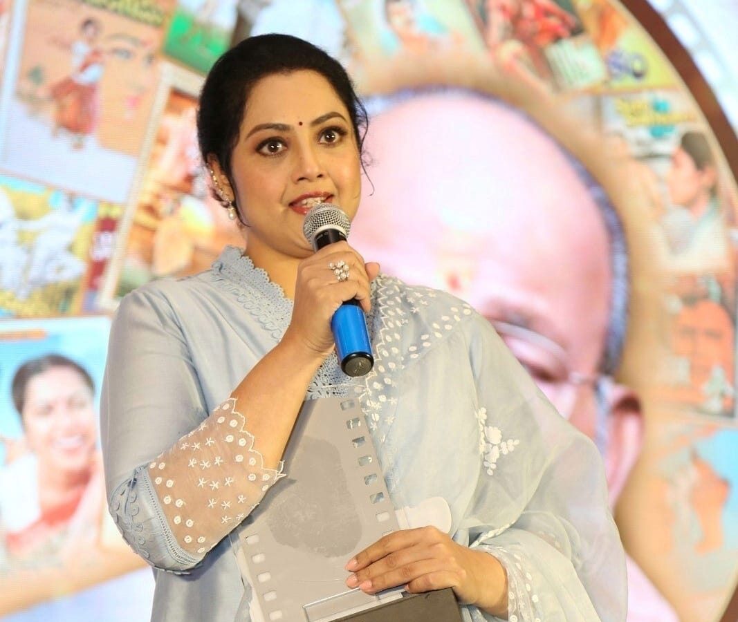 ഈ ചടങ്ങിൽവെച്ച് മീനയുടെ മകൾ നൈനിക വിദ്യാസാഗർ അമ്മയെക്കുറിച്ച് പറഞ്ഞ വാക്കുകളാണ് ഇപ്പോൾ ചർച്ചയാകുന്നത്. വിദ്യാസാഗറിന്‍റെ മരണത്തിന് ശേഷം മീനയെക്കുറിച്ച് വന്ന വ്യാജവാർത്തകൾക്കെതിരെയാണ് നൈനിക പ്രതികരിച്ചത്. ദയവ് ചെയ്ത് അമ്മയെക്കുറിച്ച് മോശം വാക്കുകൾ പ്രചരിപ്പിക്കരുതെന്ന് നൈനിക വികാരഭരിതയായി പറഞ്ഞപ്പോൾ സദസിലുള്ളവരുടെ കണ്ണ് നനഞ്ഞു.