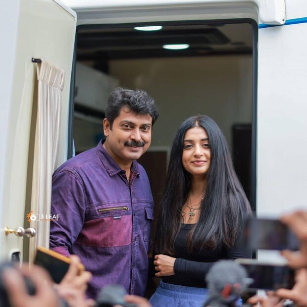 പുതിയ ലുക്കിൽ ആരാധകര്ക്കിടയില് നടി മീരാ ജാസ്മിൻ. ക്വീന് എലിസബത്ത് എന്ന സിനിമയുടെ പൂജയ്ക്കായി കൊച്ചിയില് എത്തിയതായിരുന്നു മീര. ഇതിന്റെ ചിത്രങ്ങള് താരം ഇന്സ്റ്റഗ്രാമില് പങ്കുവെച്ചു. (ഇന്സ്റ്റഗ്രാം) പുതിയ ലുക്കിൽ ആരാധകര്ക്കിടയില് നടി മീരാ ജാസ്മിൻ. ക്വീന് എലിസബത്ത് എന്ന സിനിമയുടെ പൂജയ്ക്കായി കൊച്ചിയില് എത്തിയതായിരുന്നു മീര. ഇതിന്റെ ചിത്രങ്ങള് താരം ഇന്സ്റ്റഗ്രാമില് പങ്കുവെച്ചു. (ഇന്സ്റ്റഗ്രാം)