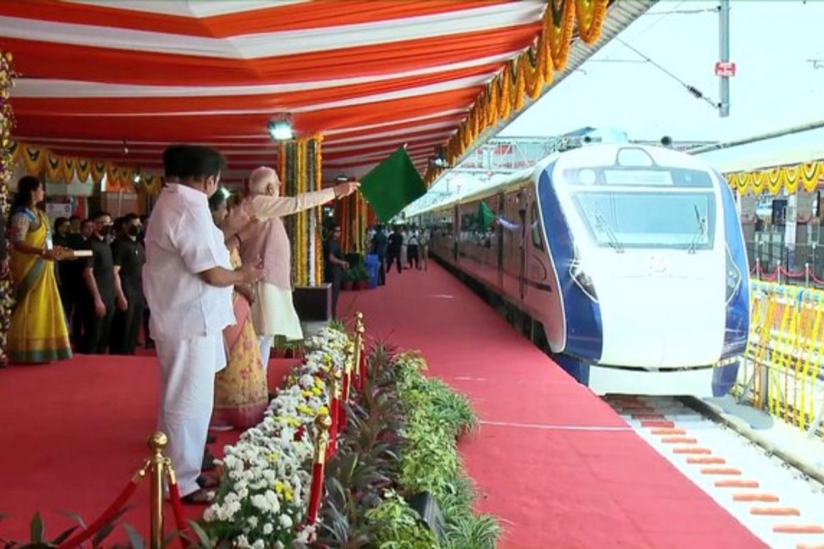  പ്രധാനമന്ത്രി നരേന്ദ്ര മോദി തെലങ്കാനയിലെത്തി. ഹൈദരാബാദിലെത്തിയ പ്രധാനമന്ത്രി വന്ദേഭാരത് എക്സ്പ്രസിന്റെ പുതിയ ട്രെയിൻ സർവീസ് ഫ്ലാഗ് ഓഫ് ചെയ്തു. വന്ദേ ഭാരത് എക്‌സ്പ്രസിന്റെ പുതിയ ട്രെയിൻ സെക്കന്ദരാബാദ്-തിരുപ്പതി റൂട്ടിലാണ് ഓടുന്നത്. ഇന്ത്യയുടെ പന്ത്രണ്ടാമത് വന്ദേഭാരത് ട്രെയിനാണിത്. കേന്ദ്ര റെയിൽവേ മന്ത്രി അശ്വിനി വൈഷ്ണവും ചടങ്ങിൽ സംബന്ധിച്ചു. തെലങ്കാനയിലെ രണ്ടാമത്തെ വന്ദേഭാരത് സർവീസ് ആണിത്.