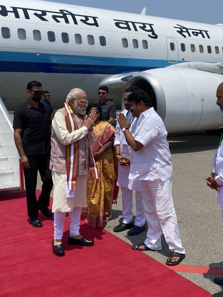  തിരുപ്പതി ക്ഷേത്രം സന്ദർശിക്കുന്ന തീർത്ഥാടകരുടെ യാത്രാസൗകര്യം മെച്ചപ്പെടുത്തുന്നതിനാണ് പുതിയ സർവീസ് ആരംഭിച്ചത്. സെക്കന്ദരാബാദ്-തിരുപ്പതി വന്ദേ ഭാരത് എക്സ്പ്രസ് ഈ റൂട്ടിലെ യാത്രാ സമയം കുറയ്ക്കുന്നതിലൂടെ സംസ്ഥാനങ്ങൾ തമ്മിലുള്ള ബന്ധം മെച്ചപ്പെടുത്തുമെന്നും പ്രതീക്ഷിക്കുന്നു. രണ്ട് നഗരങ്ങൾക്കിടയിലുള്ള 660 കിലോമീറ്റർ ദൂരം എട്ട് മണിക്കൂറും 30 മിനിറ്റും കൊണ്ട് ട്രെയിൻ മറികടക്കുമെന്നാണ് പ്രതീക്ഷിക്കുന്നത്.