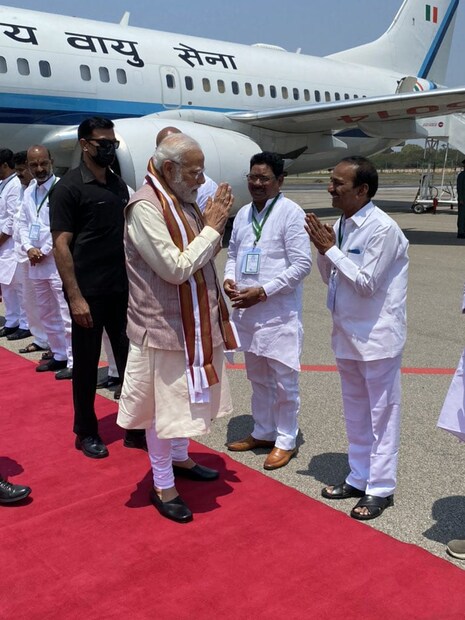  "തെലങ്കാനയിലെ ജനങ്ങൾക്കായി ആസൂത്രണം ചെയ്യുന്ന വികസനങ്ങളിൽ ഒരു തടസ്സവും സൃഷ്ടിക്കരുതെന്ന് ഞാൻ സംസ്ഥാന സർക്കാരിനോട് അഭ്യർത്ഥിക്കുന്നു," അദ്ദേഹം പറഞ്ഞു. തെലങ്കാനയിലെ ജനങ്ങൾക്കായി നടപ്പാക്കുന്ന പദ്ധതികളിൽ നിന്ന് എവിടെ നിന്ന് നേട്ടം കൊയ്യാമെന്ന് നോക്കാനാണ് പരിവാർവാദത്തെ (കുടുംബ രാഷ്ട്രീയം) പ്രോത്സാഹിപ്പിക്കുന്ന ഒരുപിടി ആളുകൾ ശ്രമിക്കുന്നതെന്ന് ഹൈദരാബാദിൽ നടന്ന പൊതുയോഗത്തിൽ പേരൊന്നും പരാമർശിക്കാതെ മോദി പറഞ്ഞു.