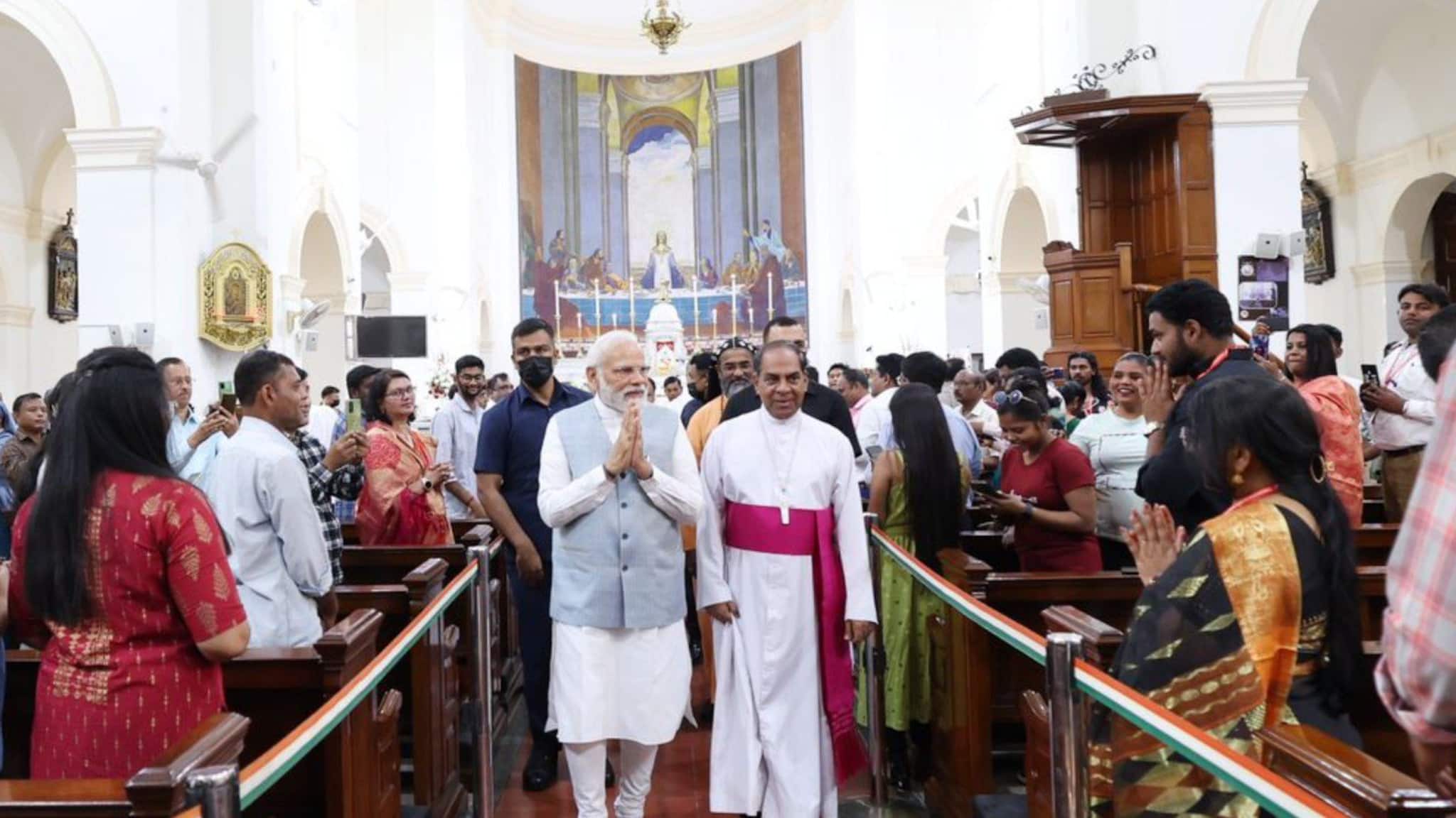 ഈസ്റ്റർ ദിനത്തിൽ ഡൽഹി സേക്രഡ് ഹാർട്ട് കത്തീഡ്രലിൽ പ്രധാനമന്ത്രി നരേന്ദ്ര മോദി