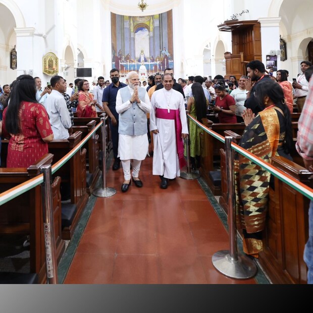  ന്യൂഡൽഹി: ഈസ്റ്റര്‍ ദിനത്തിൽ ഡല്‍ഹിയിലെ സേക്രഡ് ഹാര്‍ട്ട് കത്തീഡ്രലിൽ പ്രധാനമന്ത്രി നരേന്ദ്ര മോദിയുടെ സന്ദർശനം. 20 മിനിട്ടിലേറെ പള്ളിയിൽ ചെലവഴിച്ച പ്രധാനമന്ത്രി പ്രാർഥനയിൽ പങ്കുചേർന്നു. കത്തീഡ്രലിലെ ക്വയർ സംഘത്തിന്റെ ഗാനങ്ങൾ പ്രധാനമന്ത്രി കേൾക്കുകയും ചെയ്തു. മടങ്ങുമ്പോൾ ദേവാലയ മുറ്റത്ത് പ്രധാനമന്ത്രി വൃക്ഷത്തൈ നടുകയും ചെയ്തു.