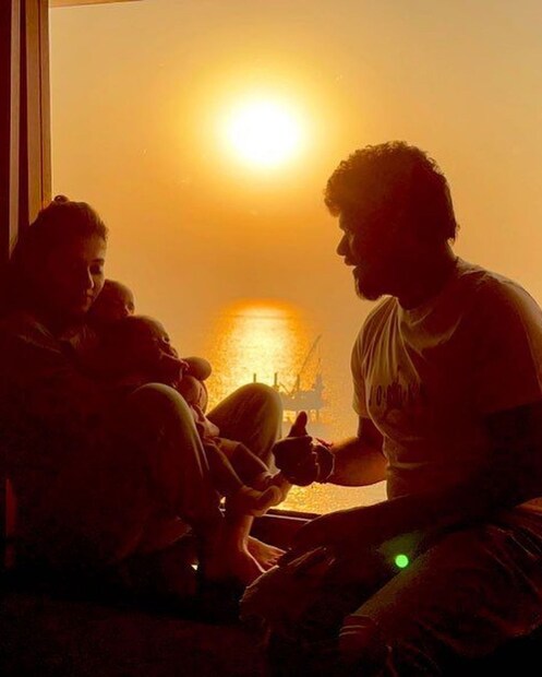  ഉയിർ, ഉലകം എന്ന് വിളിക്കപ്പെട്ട മക്കളുടെ ഔദ്യോഗിക നാമം വിഗ്നേഷ് ശിവൻ അടുത്തിടെ പുറത്തുവിട്ടിരുന്നു. രുദ്രോ നീൽ എൻ. ശിവൻ, ദൈവിക് എൻ. ശിവൻ എന്നിങ്ങനെയാണ് ആ പേരുകൾ. മക്കൾ ജനിക്കുന്നതിനും മുൻപേ വീട്ടിൽ നയൻതാരയും വിഗ്നേഷ് ശിവനും പരസ്പരം വിളിക്കുന്ന പേരുകളായിരുന്നു ഉയിരും ഉലകവും