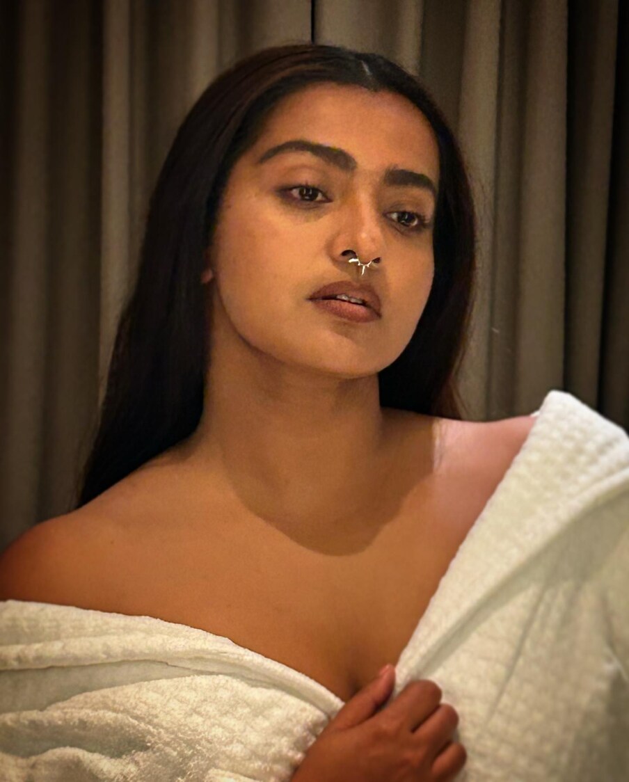  'എന്ന് നിന്റെ മൊയ്‌തീൻ' എന്ന സിനിമയിലെ കാഞ്ചനമാലയുടെ വേഷത്തിനും ചാർളിയിലെ ടെസ്സയ്ക്കും ആ വർഷത്തെ മികച്ച നടിക്കുള്ള സംസ്ഥാന പുരസ്‌കാരം ലഭിക്കുകയുണ്ടായി. പൃഥ്വിരാജ് സുകുമാരനും ദുൽഖർ സൽമാനുമാണ് ഈ ചിത്രങ്ങളിലെ നായകന്മാർ