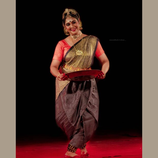  സ്റ്റേജിൽ നൃത്ത പരിപാടിക്കിടെ രചന നാരായണൻകുട്ടി. താരം ഇൻസ്റ്റഗ്രാമിൽ പോസ്റ്റ് ചെയ്ത ചിത്രം