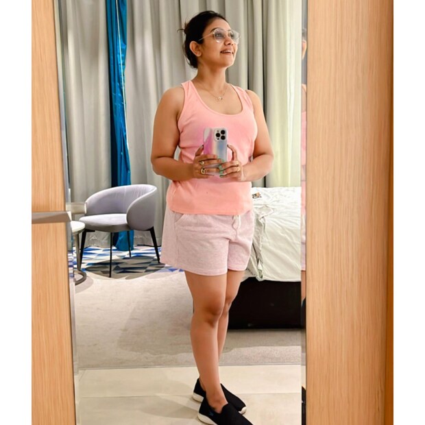  ഷോർട്സ് ധരിച്ചുള്ള ഫോട്ടോകളാണ് രചന പോസ്റ്റ് ചെയ്തത്. നാടൻ വേഷങ്ങളിൽ മാത്രം കണ്ടിട്ടുള്ള രചനയുടെ ഇങ്ങനെയൊരു ഗെറ്റപ്പ് അധികം ആരും കണ്ടിട്ടില്ല. നിങ്ങൾ ഇതിൽ ഏത് ഫോട്ടോയാണ് ഇഷ്ടപെട്ടതെന്നും രചന ആരാധകരോട് പോസ്റ്റിലൂടെ ചോദിച്ചിട്ടുമുണ്ട്.