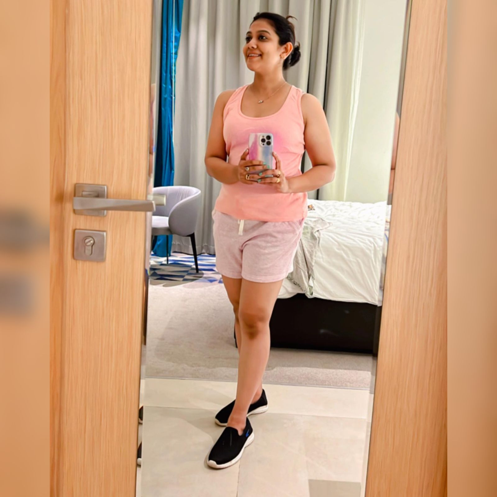  പലപ്പോഴും നാടന്‍ ലുക്കിലാണ് താരം പ്രത്യക്ഷപ്പെടാറുള്ളത്. വളരെ വിരളമായി മാത്രം അതും യാത്രകൾ, പാർട്ടികൾ പോലുള്ളവയിൽ പങ്കെടുക്കേണ്ട സാഹചര്യം വരുമ്പോൾ‌ മാത്രമാണ് ആരാധകർ രചനയെ മോഡേൺ വേഷങ്ങളിൽ കാണാറുള്ളത്. പുത്തന്‍ മാറ്റങ്ങളുമായെത്തിയ രചനയുടെ ചിത്രങ്ങൾ ഇതിനോടകം സമൂഹ മാധ്യമങ്ങളിൽ വൈറലായി.