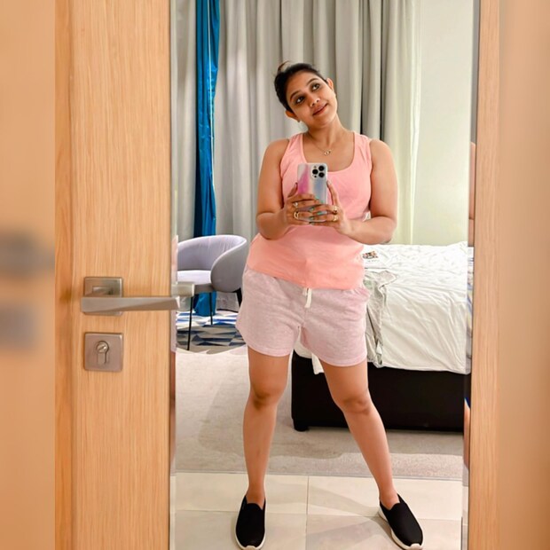  കേക്ക് മുറിച്ചാണ് രചനയുടെ ജന്മദിനം കെങ്കേമം ആയത്. ഇനി യുവതിയെന്ന് ഔദ്യോഗികമായി വിളിക്കപ്പെടാൻ തനിക്കധികം നാളുകളില്ലെന്ന് രചന മുമ്പൊരു പോസ്റ്റിൽ പറഞ്ഞിരുന്നു. ഇടവേള ബാബു, സിദ്ദിഖ്, ശ്വേതാ മേനോൻ, ബാബുരാജ്, സുധീർ കരമന തുടങ്ങിയവർ പിറന്നാൾ വേളയിൽ സന്നിഹിതരായിരുന്നു.