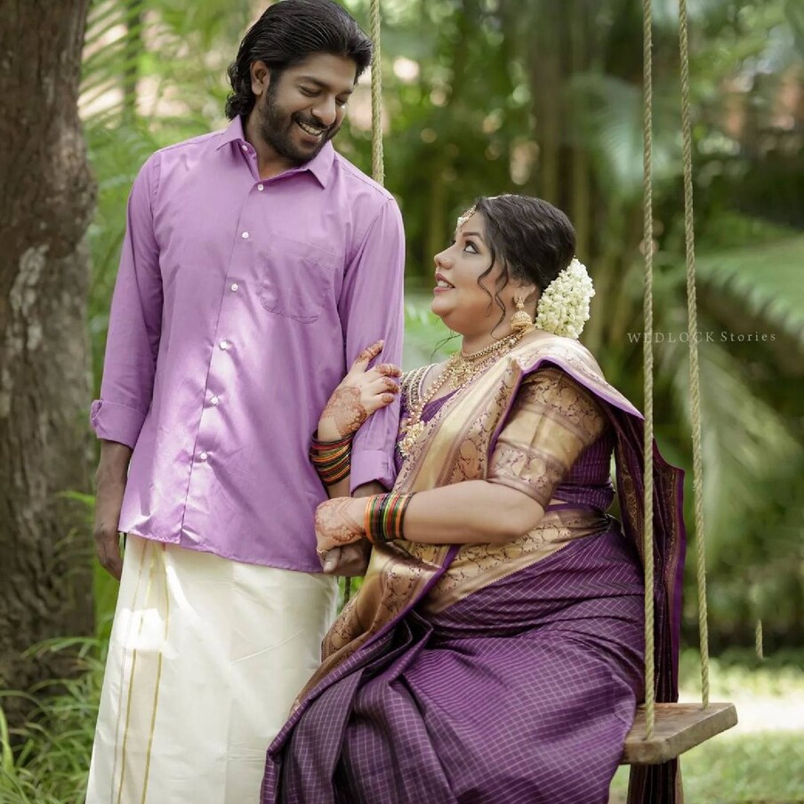  വയലറ്റ് നിറത്തിലുള്ള സാരിയിൽ സ്നേഹ സുന്ദരിയായി അണിഞ്ഞൊരുങ്ങി. പരമ്പരാഗത രീതിയിൽ ആഭരണങ്ങളും മുല്ലപ്പൂവുമെല്ലാം ചൂടിയാണ് സ്നേഹ വളകാപ്പിനെത്തിയത്. വയലറ്റ് നിറത്തിലുള്ള ഷർട്ടും മുണ്ടുമാണ് ശ്രീകുമാറിന്റെ വേഷം.(ഇൻസ്റ്റാഗ്രാം)