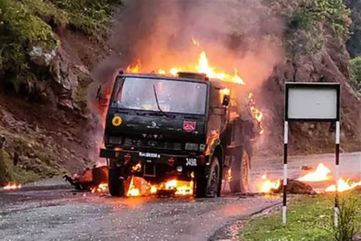 വാഹനത്തിന് നേരെ വെടിയുതിർത്ത ശേഷം ഗ്രനേഡ് പ്രയോഗിക്കുകയായിരുന്നു. 