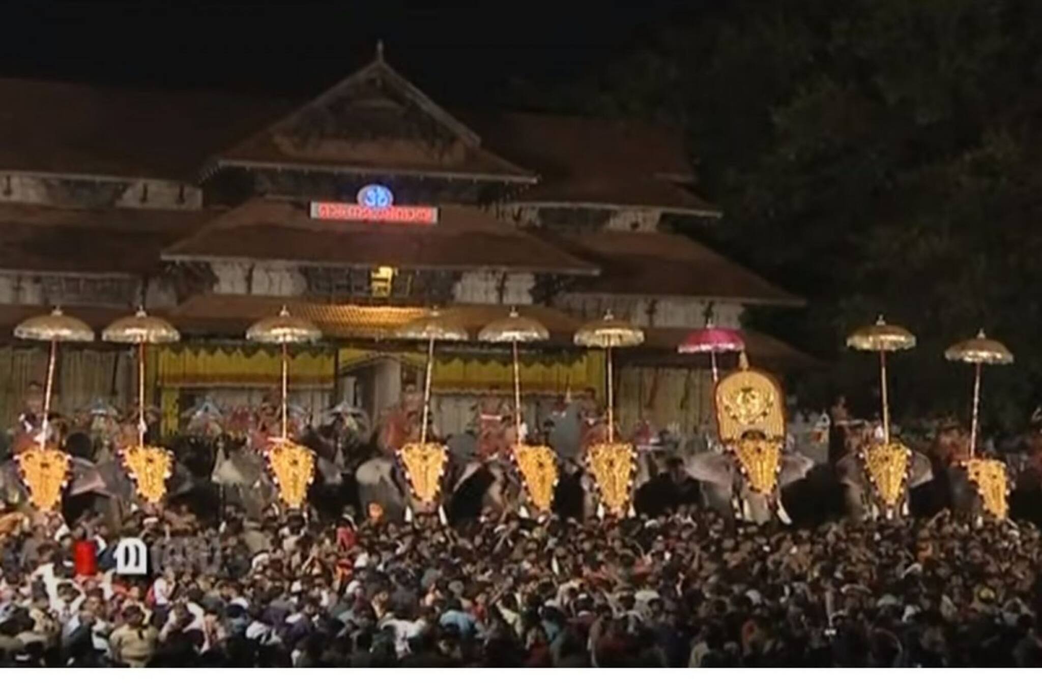 കാഴ്ച വിസ്മയമൊരുക്കി കുടമാറ്റം; തെക്കോഗോപുരനടയിൽ മുഖാമുഖം 30 ഗജവീരന്മാർ; കാണാൻ ജനസാഗരം