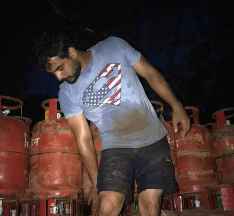  ട്രോളുകളും വിമര്‍ശനങ്ങളും പരിധി കടന്നപ്പോള്‍ വേദന തോന്നിയെന്നും ഒരിക്കലും പ്രതീക്ഷിക്കാത്ത ആക്ഷേപങ്ങളാണ് ഉയര്‍ന്നതെന്നും താരം പറഞ്ഞു. ആദ്യമൊക്കെ തമാശകള്‍ ആസ്വദിച്ചു. പിന്നെ വിഷമം തോന്നി. അതിന് ശേഷം ഞാന്‍ കാര്യമായി പുറത്തിറങ്ങിയില്ലെന്ന് ടൊവിനോ പറയുന്നു.