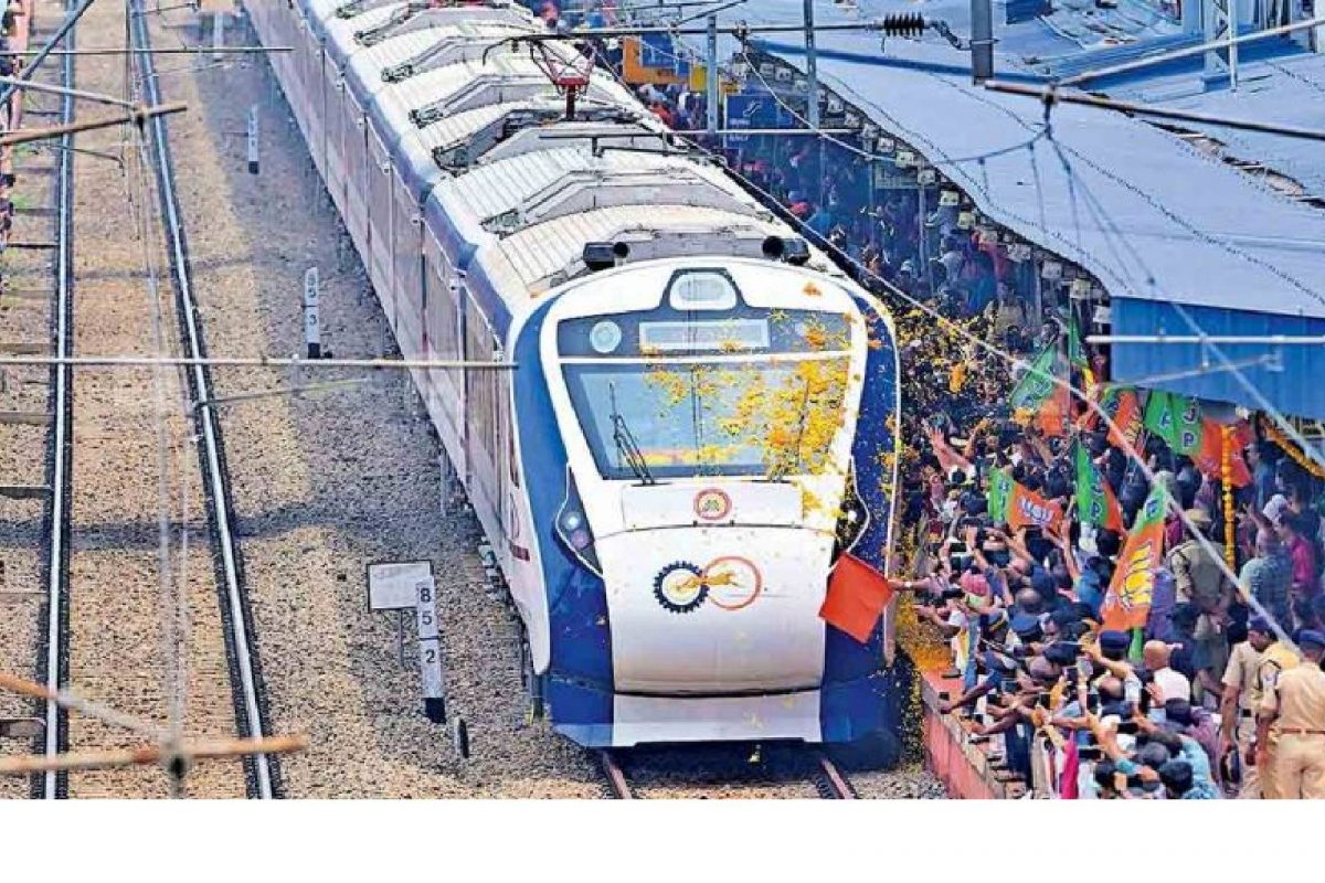 ട്രെയിനിന്റെ പശ്ചാത്തലത്തിലും അകത്തു കയറിയുമൊക്കെ ചിത്രം പകർത്താനുള്ള തിരക്ക്. 1.45 ആയപ്പോഴേക്കും മുന്നറിയിപ്പില്ലാതെ വാതിലുകൾ അടയുകയായിരുന്നു.